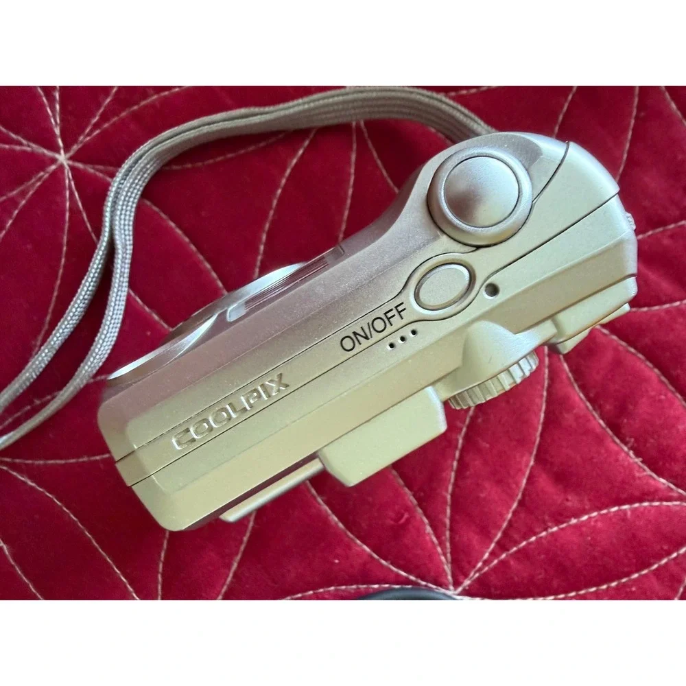 Nikon Coolpix 4600 Digital Camera 4.0MP 3x Zoom Silver E4600 with Box Works Grea
